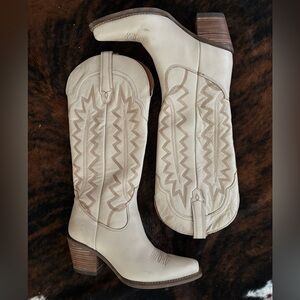 Women’s White leather Dingo cowboy boots size 8.5